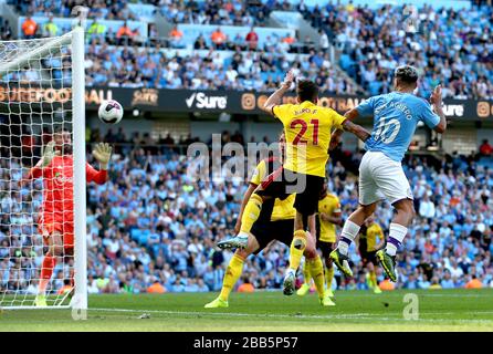 Sergio Aguero (rechts) von Manchester City schließt sich mit einem Kopfteil an Stockfoto