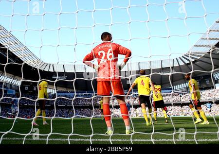 Watford-Torhüter Ben Foster (Center) erscheint niedergeschlagen, nachdem der Manchester-City-Spieler Nicolas Otamendi (nicht im Rahmen) das fünfte Tor seiner Mannschaft erzielt hat Stockfoto