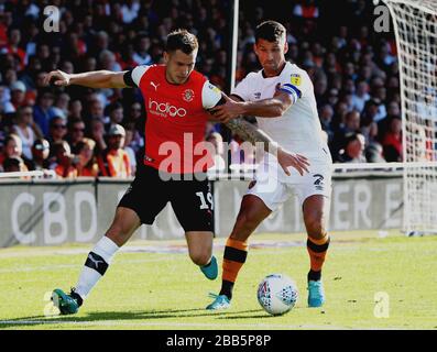 James Collins von Luton Town (links) und Eric Lichaj von Hull City (rechts) Stockfoto