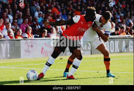 Luton Town's Kazenga LuaLua (links) und Eric Lichaj (rechts) von Hull City Stockfoto