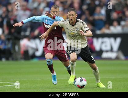 Der Kampf um den Ball von West Ham United gegen Andrij Jarmolenko (links) und Manchester United gegen Nemanja Matic Stockfoto