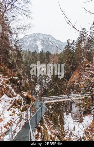 Panoramasicht auf die idyllische Berglandschaft in den Alpen mit einer Brücke zwischen den Bergen im bayerischen Mittenwald Stockfoto