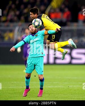 Barcelonas Lionel Messi (links) und Borussia Dortmunds Raphael Guerreiro (rechts) kämpfen um den Ball Stockfoto