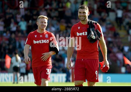 Sam Vokes (rechts) von Stoke City und Mark Duffy (links) von Stoke City Stockfoto