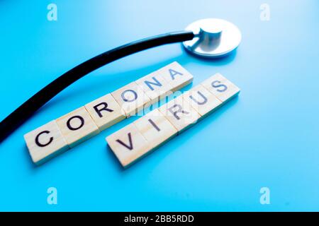 Stethoskop oder Phonendoskop auf dem Hintergrund des Lungenflügels mit der Aufschrift COVID-19 Coronavirus. Schutzkonzept von Coronavirus. Nahaufnahme, selectiv Stockfoto