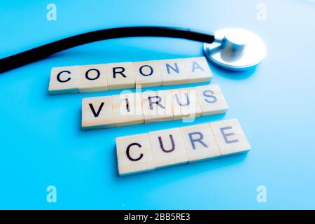 Stethoskop oder Phonendoskop auf dem Hintergrund des Lungenflügels mit der Aufschrift COVID-19 Coronavirus. Schutzkonzept von Coronavirus. Nahaufnahme, selectiv Stockfoto