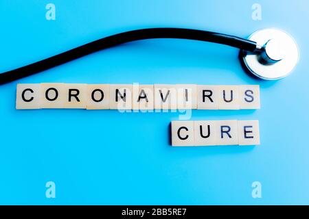 Stethoskop oder Phonendoskop auf dem Hintergrund des Lungenflügels mit der Aufschrift COVID-19 Coronavirus. Schutzkonzept von Coronavirus. Nahaufnahme, selectiv Stockfoto