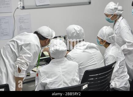 Peking, China. März 2020. (200330) -- PEKING, 30. März 2020 (Xinhua) -- medizinisches Personal diskutiert den Zustand der Patienten im Xiaotangshan Krankenhaus in Peking, Hauptstadt Chinas, 30. März 2020. Das Xiaotangshan Hospital, das früher zur Quarantäne von SARS-Patienten in Peking verwendet wurde, sah seinen ersten Patienten der neuartigen Coronavirus-Krankheit (COVID-19), die nach der Genesung am Montag entlassen wurde. Kredit: Xinhua/Alamy Live News Stockfoto