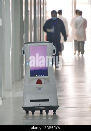 Peking, China. März 2020. (200330) - Peking, 30. März 2020 (Xinhua) - ein Roboter ist im Xiaotangshan Krankenhaus in Peking, Hauptstadt Chinas, am 30. März 2020 im Einsatz. Das Xiaotangshan Hospital, das früher zur Quarantäne von SARS-Patienten in Peking verwendet wurde, sah seinen ersten Patienten der neuartigen Coronavirus-Krankheit (COVID-19), die nach der Genesung am Montag entlassen wurde. Kredit: Xinhua/Alamy Live News Stockfoto