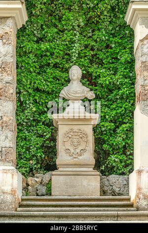 Statue der französischen Königin Marie Anteinette im Garten des Schlosses Linderhof, Bayern, Deutschland Stockfoto