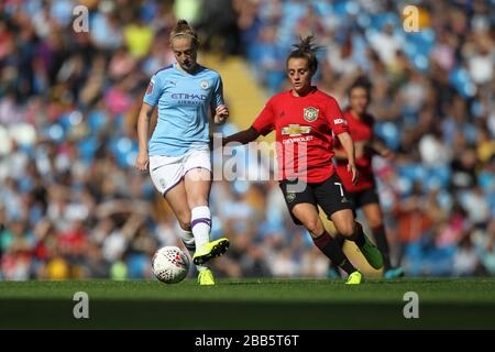 Die Manchester City Keira Walsh (links) und Ella Toone von Manchester United kämpfen um den Ball Stockfoto