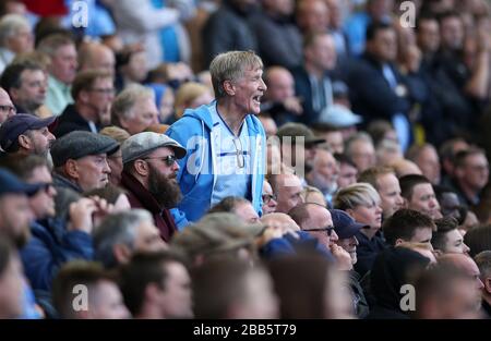 Die Anhänger von Coventry City auf den Tribünen genießen das Spiel gegen Blackpool während des Spiels der Sky Bet League One im St Andrew's Billion Trophy-Stadion Stockfoto