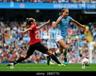 Die Tessa Wullaert (links) von Manchester City und Ella Toone von Manchester United Stockfoto