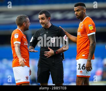 Jay Sparing (links) von Blackpool und Curtis Tilt streiten mit Schiedsrichter Paul Marsden während des Spiels der Sky Bet League One im St Andrew's Billion Trophy-Stadion Stockfoto