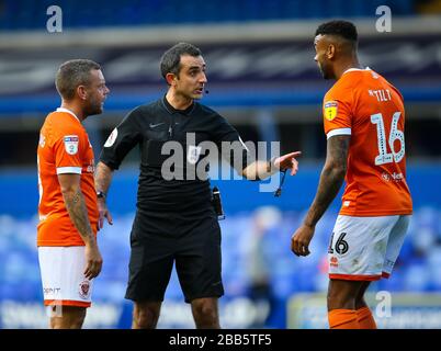 Jay Sparing (links) von Blackpool und Curtis Tilt streiten mit Schiedsrichter Paul Marsden während des Spiels der Sky Bet League One im St Andrew's Billion Trophy-Stadion Stockfoto