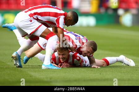 Stoke City's Sam Clucas feiert das erreichen des ersten Tores seiner Seite Stockfoto