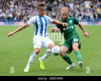 Jonathan Hogg (links) von Huddersfield Town und Barry Bannan von Sheffield Wednesday kämpfen um den Ball Stockfoto