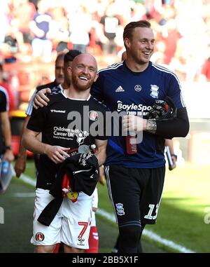 Zu Beginn des Spiels laufen Jonny Williams (links) und der Torhüter David Stockdale (rechts) von Birmingham City auf das Spielfeld Stockfoto