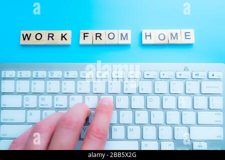 Konzeptarbeit von zu Hause "Arbeit von zu Hause" schreiben Sie es auf der Laptop-Tastatur Stockfoto