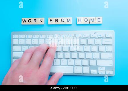Konzeptarbeit von zu Hause "Arbeit von zu Hause" schreiben Sie es auf der Laptop-Tastatur Stockfoto