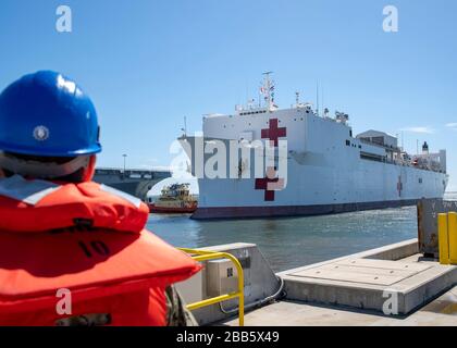 Das US Navy Military Sealift Command Hospitalschiff USNS Mercy verlässt den Marinestützpunkt San Diego nach Los Angeles, während es zur Unterstützung der COVID-19, Coronavirus Antwort 23. März 2020 in San Diego, Kalifornien, eingesetzt wird. Stockfoto