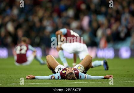 Der Jack Grealish von Aston Villa liegt nach dem Abpfiff auf dem Platz Stockfoto