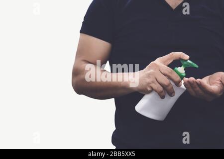 Der Mann, der mit Handdesinfektions-Alkoholgel reibt, um die Hygiene der Hände zu Hause oder im öffentlichen Raum zu gewährleisten, die Klinik für vorbeugende Corona-Virusverbreitung preven Stockfoto