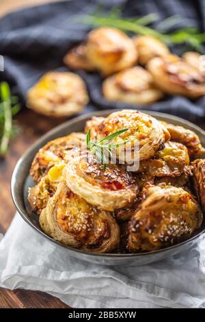 Pizza Brötchen gefüllt mit verschiedenen Zutaten, Speck aus Speck mit Speck, Spinatbasil Mozzarella oder Parmesankäse. Stockfoto