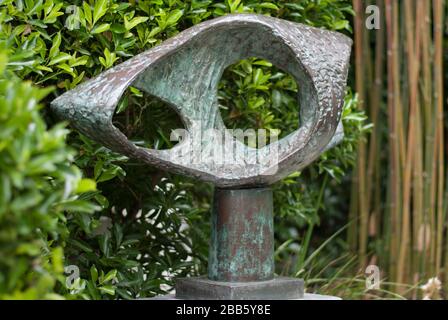 Bronze-Form (Patmos), 1962-63. Cast 1963, Bronze-Skulptur im Barbara Hepworth Museum & Sculpture Garden, Barnoon Hill, Saint Ives TR26 1AD Stockfoto