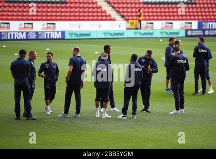 Spieler von Derby County überprüfen das Spielfeld vor dem Spiel Stockfoto