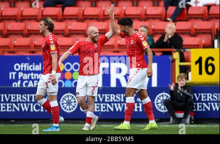 Der Macauley Bonne (rechts) von Charlton Athletic feiert mit Jonny Williams von Charlton Athletic das erste Tor seiner Seite Stockfoto