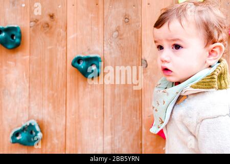 Portrait von Baby in einen Kinderspielplatz mit Kletterwand. Stockfoto