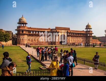 Dezember 2018, Agra Fort, Agra, Indien Touristen, die Agra Fort in Uttar Pradesh besuchen. Stockfoto