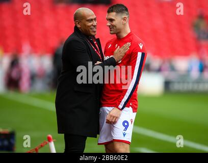 Stoke City-Witze Sam Vokes (rechts) mit dem ehemaligen Stoke City-Stürmer Chris Iwelumo während der Sky Bet Championship im BET365 Stadium Stockfoto