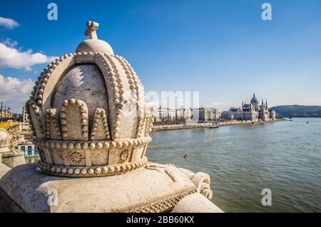 Die Krone des Heiligen Stephanus, der Heiligen Krone Ungarns, auf der Margaretenbrücke in Budapest. Stockfoto