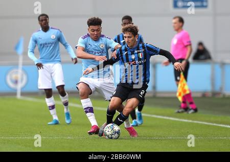 Morgan Rogers (links) und Atalantas Federico Bergonzi (rechts) kämpfen um den Ball Stockfoto