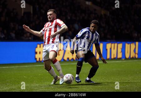 Der Kampf von Tom Edwards (links) von Stoke City und Kadeem Harris von Sheffield Wednesday um den Ball Stockfoto