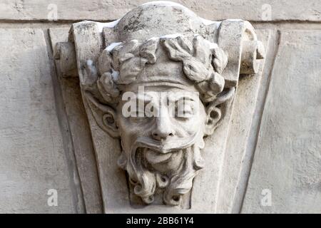 Elemente architektonischer Dekorationen von Gebäuden, Skulpturen und Statuen, öffentliche Plätze in Lemberg, Ukraine. Stockfoto