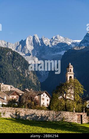 Das Dorf Soglio, bei Sonnenuntergang, in den Schweizer alpen, am Ende eines Herbsttags. Stockfoto