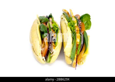 Italienisches Ciabatta Panini Sandwich mit Huhn, Käse, Tomaten, Avocado, Salat. Stockfoto