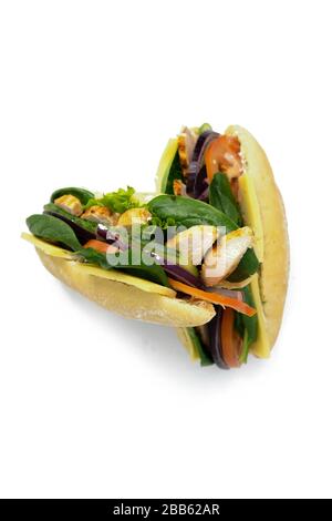 Italienisches Ciabatta Panini Sandwich mit Huhn, Käse, Tomaten, Avocado, Salat. Stockfoto