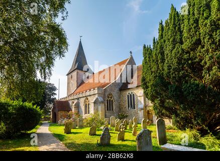 Holy Trinity Church, ein denkmalgeschütztes historisches Gebäude in Bosham, einem kleinen Dorf im Chichester Harbour, West Sussex, an der Südküste Englands Stockfoto