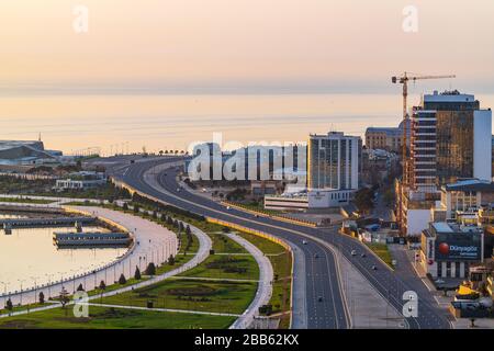 Aserbaidschan, Baku, 27. März 2020 Autobahn am Küstenpark Stockfoto