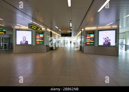 Der ein-/Ausgang zum Shuttle Transit, der die Nord- und Südterminals am Flughafen Gatwick verbindet - verlassen wegen der Coronavirus-Sperrstelle Stockfoto