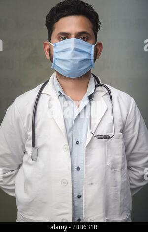 Medizinische Fachkraft, die Gesichtsmaske trägt, um eine Ausbreitung der Viruserkrankung zu verhindern Stockfoto