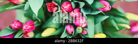 Blumenstrauß mit Tulpen in einem eisernen Eimer. Natürliche Blumen. Stockfoto