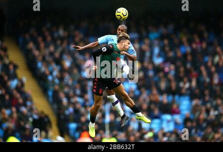 Aston Vills Jack Grealish (links) und Fernandinho (rechts) von Manchester City kämpfen in der Luft um den Ball Stockfoto