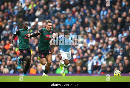 Aston Vills Jack Grealish (links) und Raheem Sterling (rechts) von Manchester City kämpfen um den Ball Stockfoto