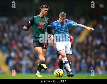 Aston Vills Jack Grealish (links) und Kevin de Bruyne (rechts) von Manchester City kämpfen um den Ball Stockfoto