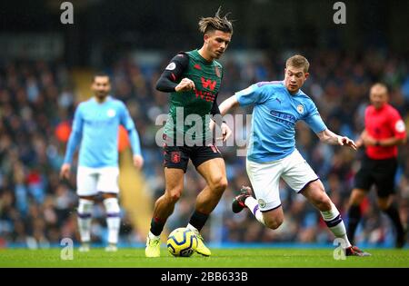 Aston Vills Jack Grealish (links) und Kevin de Bruyne (rechts) von Manchester City kämpfen um den Ball Stockfoto